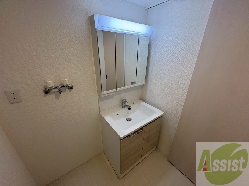 洗面設備　大きくて使いやすそうな独立洗面台になっています。