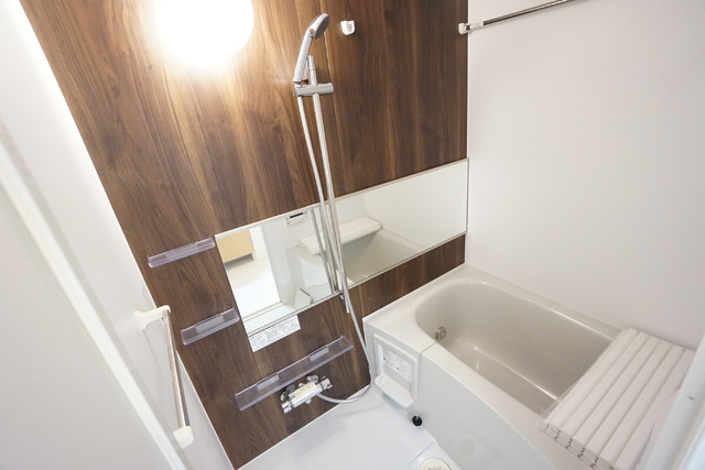 バス・シャワールーム　浴室乾燥機のあるお風呂です。