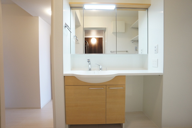 洗面設備　鏡が大きいので使いやすいです。