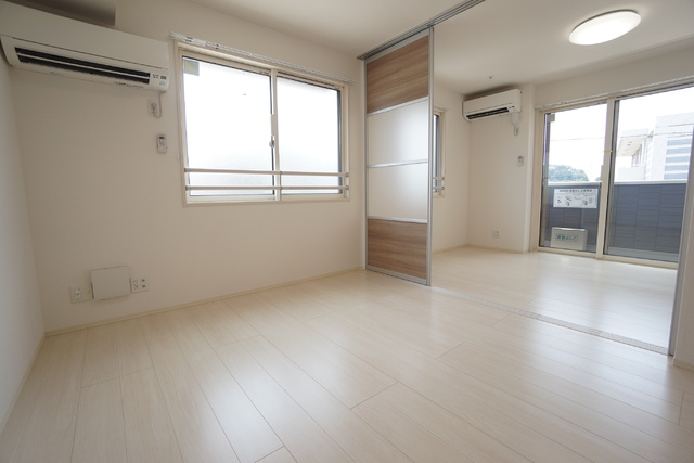 居室・リビング　白を基調とした清潔感のあるリビングです。