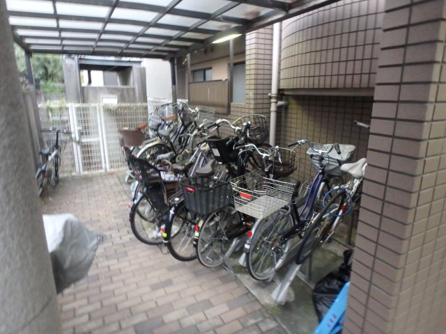 その他共有部分　屋根付き駐輪スペースです