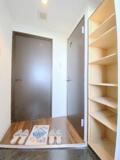 玄関　開放的な玄関がお出迎え♪