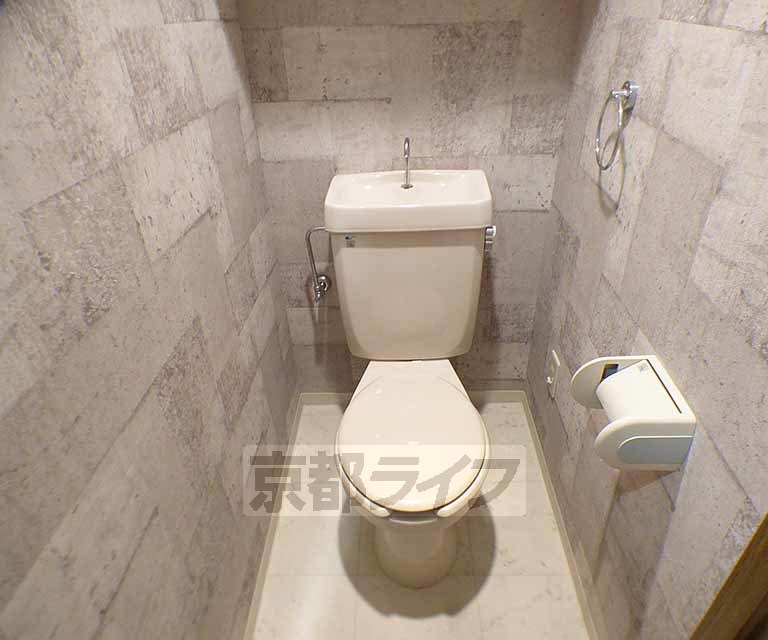 トイレ　角部屋です。