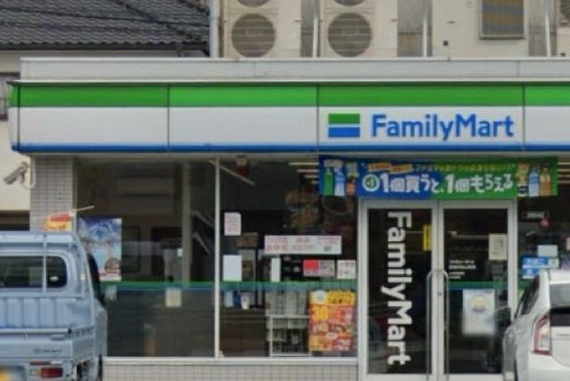コンビニ　ファミリーマート高浜芳川店（コンビニ）まで120m