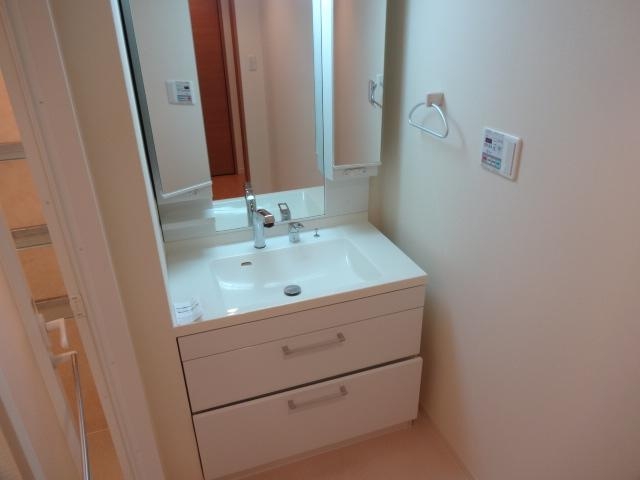 洗面設備　収納の多い洗面台は便利ですよ。