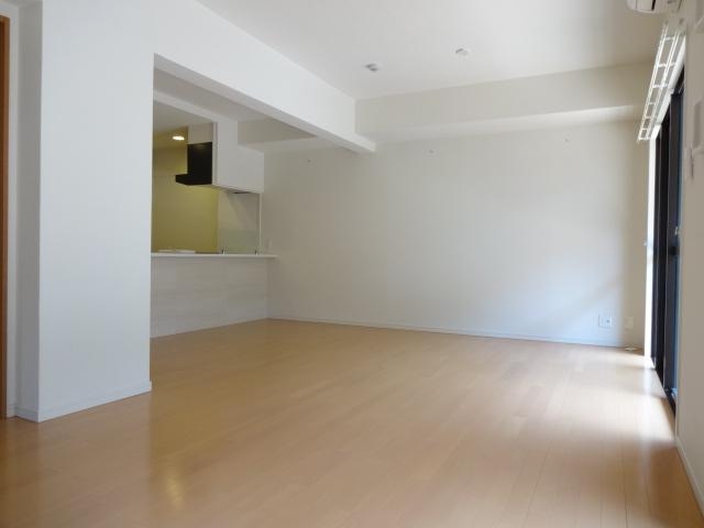 居室・リビング　白を基調としているのでお部屋が広く見えますよ