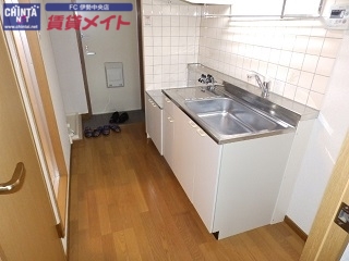 キッチン　同物件別部屋の写真