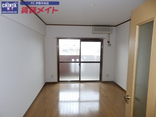 居室・リビング　同物件別部屋の写真