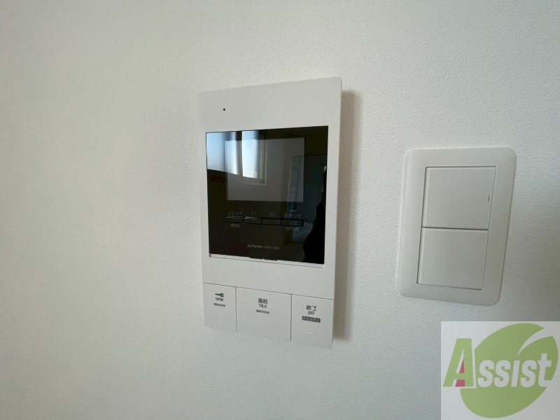 バルコニー　ＴＶモニター付インターホンです。来客者の顔が見えるので安心！