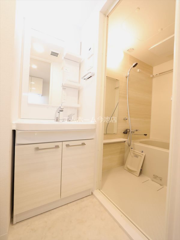 洗面設備　脱衣所　独立洗面台（シャンプードレッサー付）