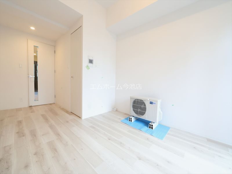 居室・リビング　洋室8.1帖　エアコン付き　収納充実しています