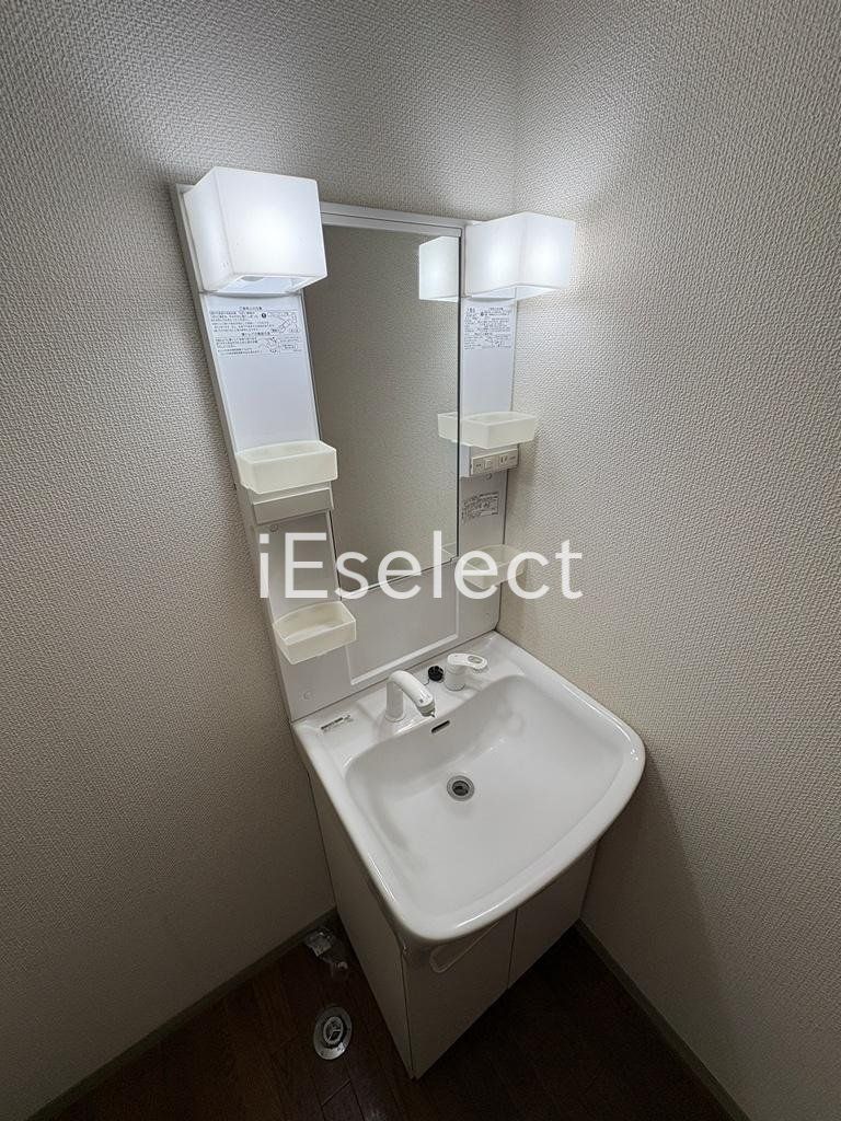 洗面設備　使いやすい照明付きの独立洗面台です★