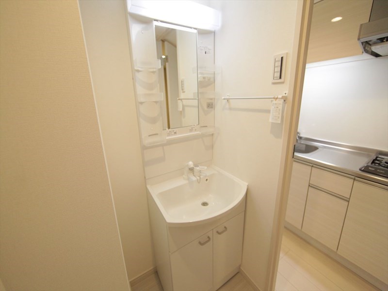 洗面設備　脱衣所　独立洗面台（シャンプードレッサー付）収納スペース有