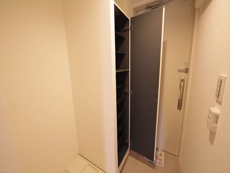 玄関　玄関　シューズボックス付（収納充実してます）