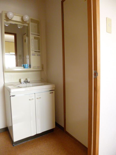 洗面設備　鏡を備えた洗面台