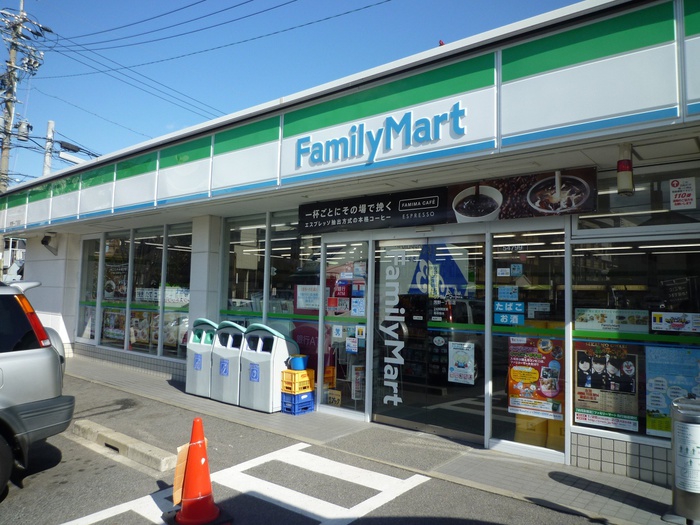 コンビニ　ファミリーマート（コンビニ）まで651m