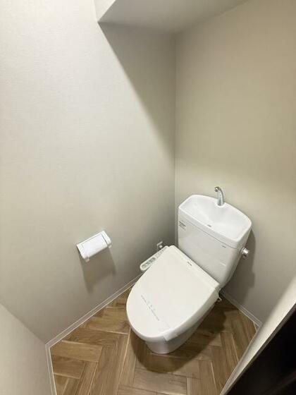 トイレ　２０５は温水洗浄便座はつきません。室内写真は同間取り別部屋の