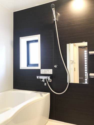 バス・シャワールーム　窓があるので換気にも便利♪