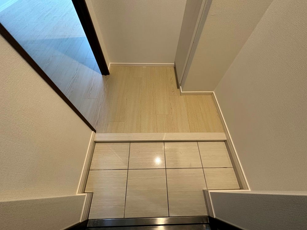 玄関　※別部屋参考写真