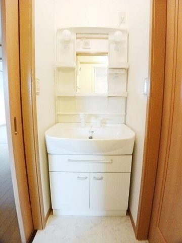 洗面設備　ゆったりとスペースのある洗面所