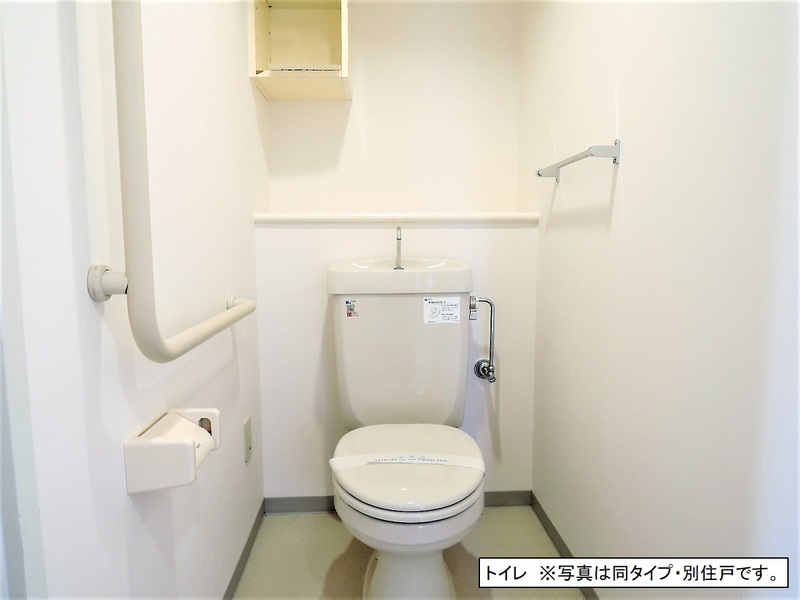 トイレ　便利な上部棚付き♪
