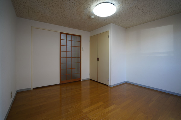 居室・リビング　同じ建物の別なお部屋