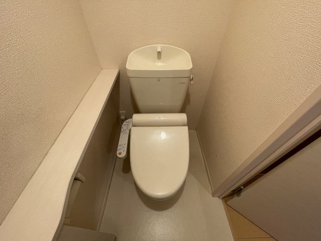 トイレ　温水洗浄暖房便座ついてます☆