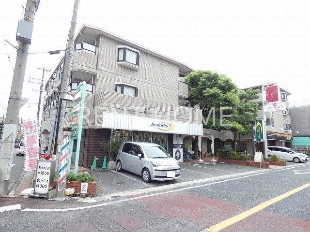 建物外観　鉄筋コンクリート４階建てマンションです