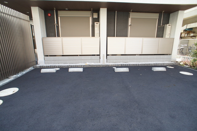 駐車場　敷地内に駐車場がありますが、まず空き確認してください。