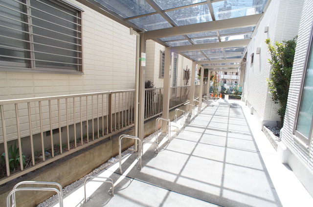 その他共有部分　雨の日でも安心して止められる屋根付駐輪場☆