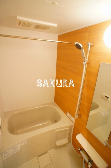 バス・シャワールーム　嬉しい追い焚き・浴室乾燥機付きです♪