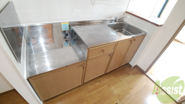 キッチン　シンプルで使いやすいキッチンです。下には収納もございます。