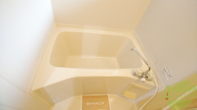 バス・シャワールーム　白くきれいな浴室です、シンプルで使い易い作りになっています