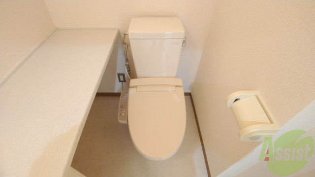 トイレ　温水洗浄機能付きのトイレです。きれいで落ち着ける空間。