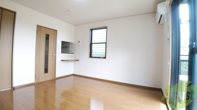 その他部屋・スペース　ベッドも置くことのできるリビングは寝室も兼ねることができます