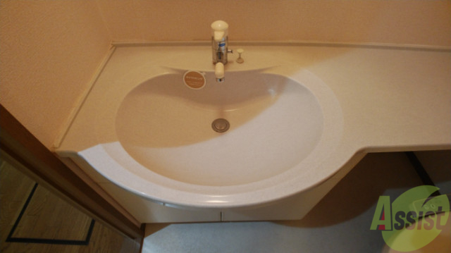 洗面設備　トイレ、浴室からすぐの洗面台は棚もあって使い易い