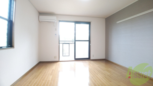 居室・リビング　８帖のリビングは収納と窓があり、陽の光が気持ちよく差します