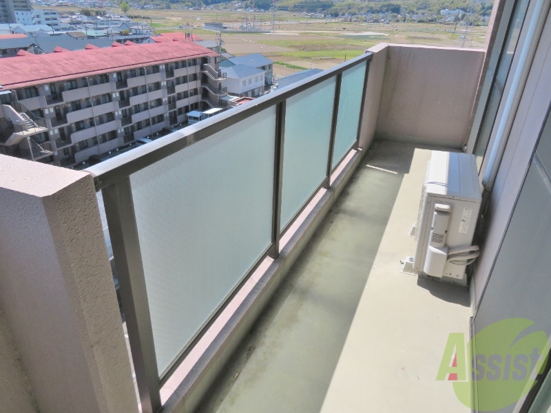 バルコニー　お天気の良い日は布団も干せてポカポカです。