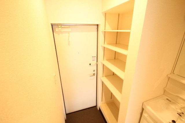 玄関　別建物同タイプの写真になります。