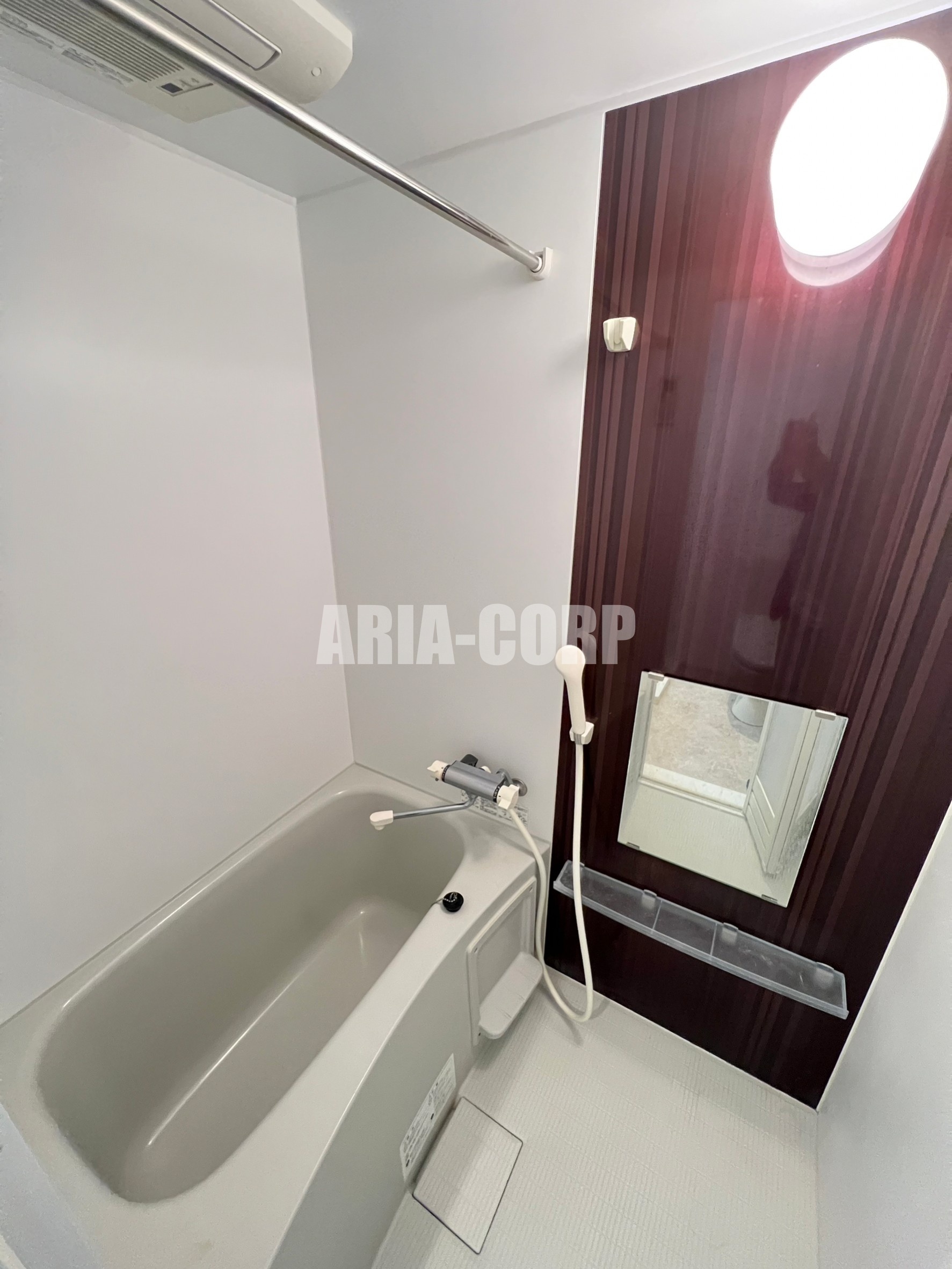 バス・シャワールーム　浴室乾燥機付き。カラーパネル採用でお洒落なバスルームです。