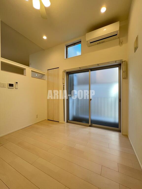 居室・リビング　天井高のある開放的な空間！角部屋で窓も多く明るいお部屋です