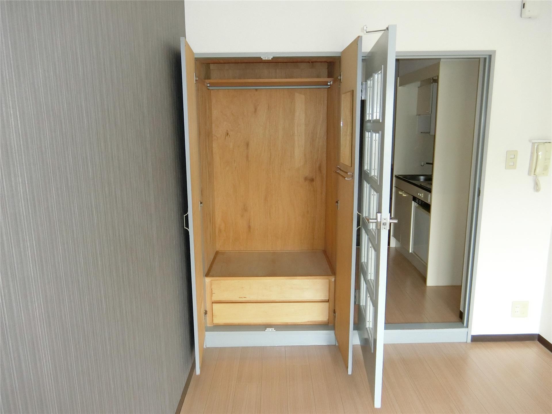 収納　アクセントクロスは部屋毎で違います