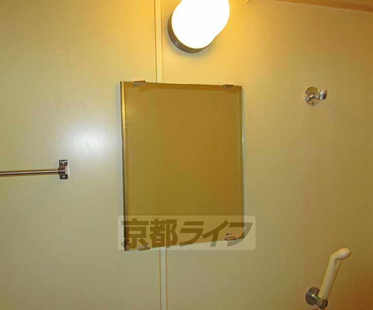 バス・シャワールーム　鏡付きです