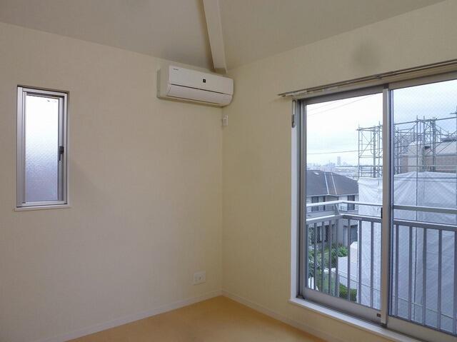 居室・リビング　二面採光でエアコン付き★