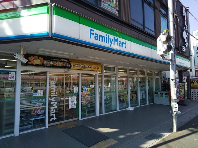 コンビニ　ファミリーマートあすまや与野本町駅前店（コンビニ）まで300m