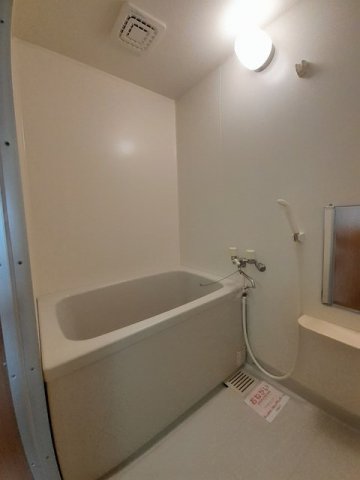 バス・シャワールーム　コンパクトで使いやすいお風呂です