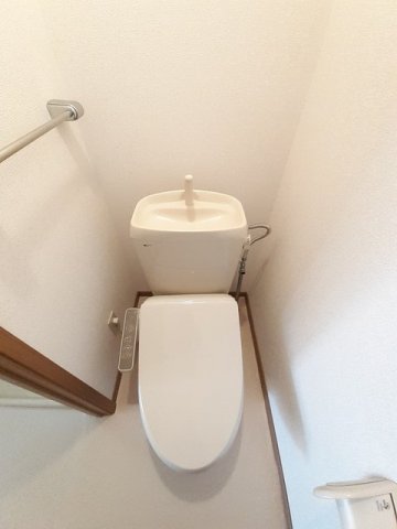 トイレ　落ち着いた色調のトイレです