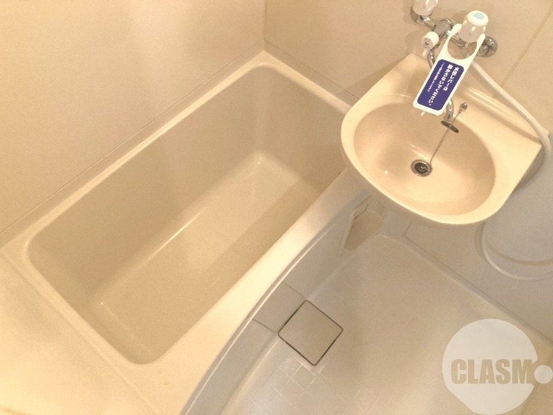 バス・シャワールーム　キレイにリフォームされています♪