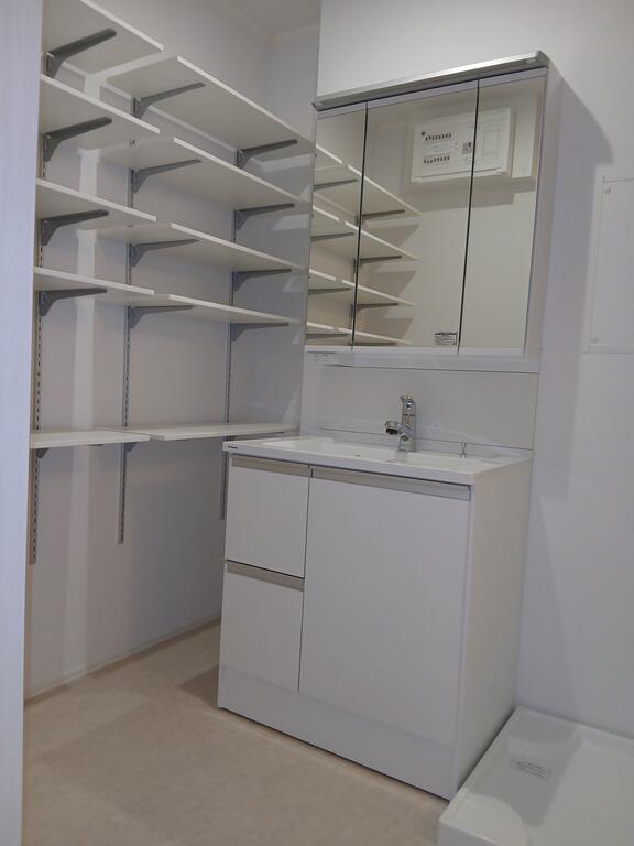 洗面設備　シャンプードレッサー&可動棚付きでタオルや日用品の収納も便利