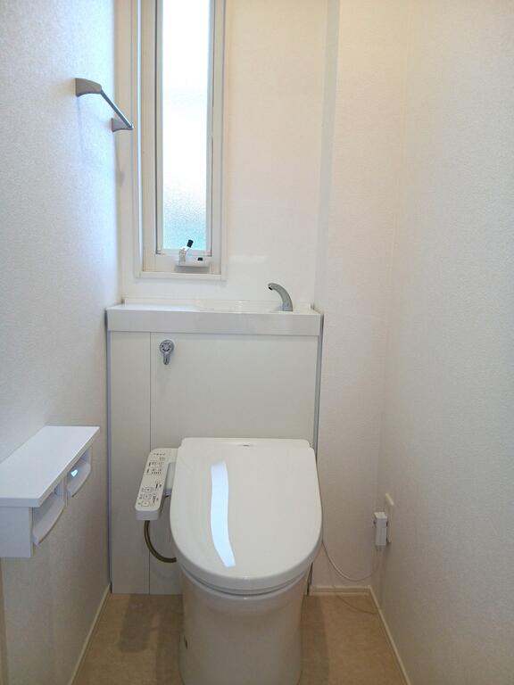 トイレ　シンプルで清潔感のある、温水洗浄便座付きトイレ